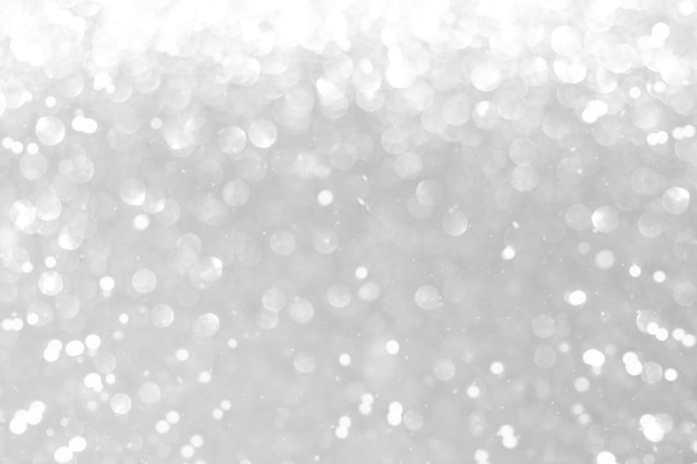 Glitterende zilveren lichten op een gefocuste achtergrond
