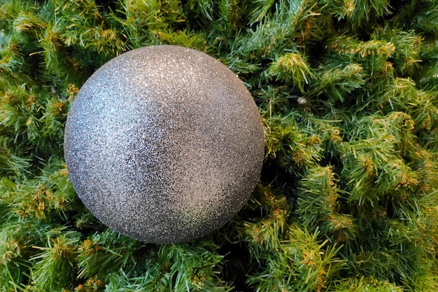 Glittererd zilveren bal op kerstboom