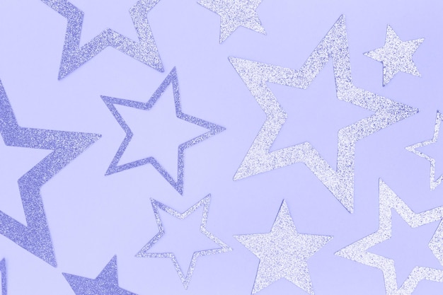Сверкающие звезды конфетти Монохромная композиция в фиолетовых тонах Праздничная концепция