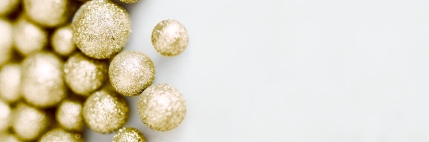 Glittery gouden kerstballen geïsoleerd op background