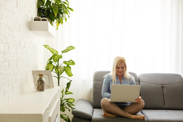 Globaal communicatieconcept met behulp van videoconferenties op een laptop