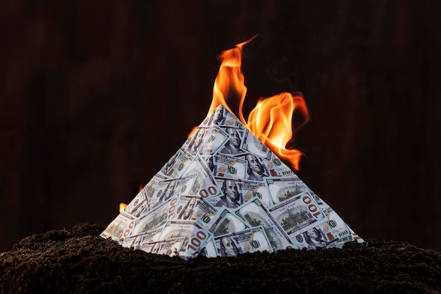 Photo global financial pyramid based on the dominance of the dollar world management concept conspiracy theory collapse of the dollar's financial system money is burning on a dark background