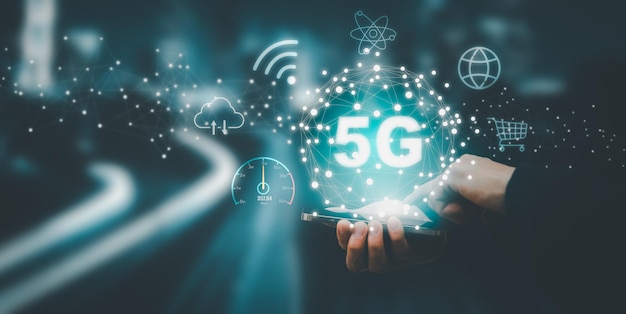 写真 手持ちのビジネスマンのグローバルネットワーク接続5g。アイコンコンセプト、テクノロジーネットワークワイヤレスシステム、モノのインターネットを備えたグローバルネットワーク接続5g、将来的に登場する新しいテクノロジー。