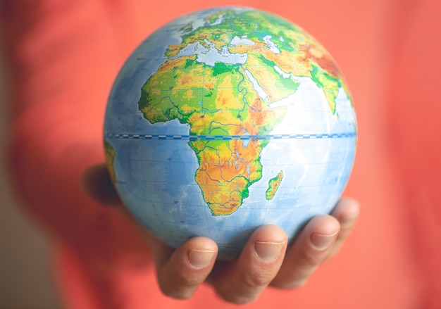 Photo globe of the earth in the hands of a man.