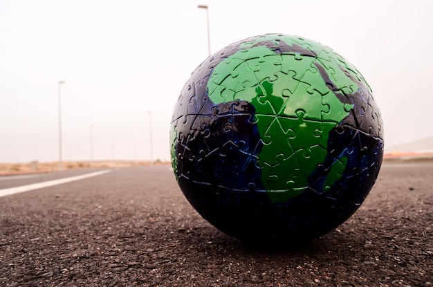 Globe Earth op een asfaltstraat