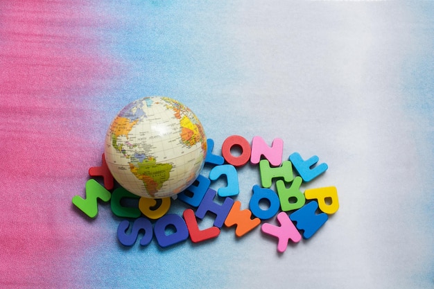Globe model op kleurrijke letters op kleurrijke achtergrond