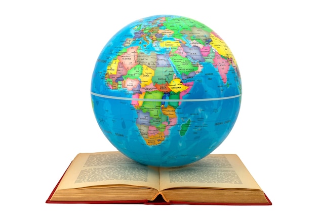 Foto globo su un libro aperto dove si può vedere l'africa e l'europa concetto di studio e apprendimento