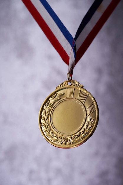 Foto glodmedaille tegen grijze achtergrond