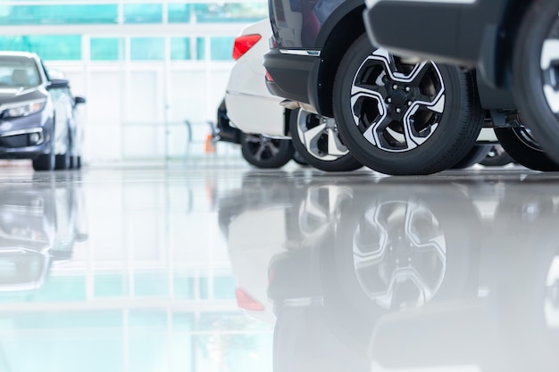 Gloednieuwe auto's op voorraad. Autodealer auto's te koop in de showroom.