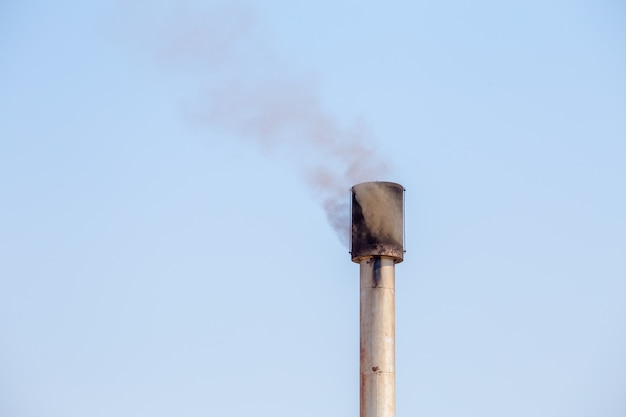 Foto gloedstapel met kiel op blauw