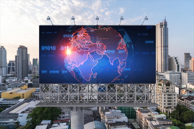 Gloeiend hologram van de aardeplaneetkaart op billboard over luchtpanoramisch stadsbeeld van Bangkok bij zonsondergang Het concept van internationaal zakendoen in Zuidoost-Azië