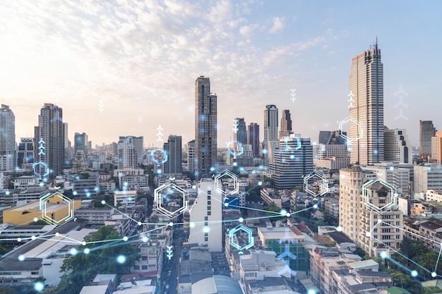 Gloeiend hologram van technologisch proces luchtfoto panoramisch stadsgezicht van Bangkok bij zonsondergang Het grootste innovatieve knooppunt van technische diensten in Zuidoost-Azië Multi-exposure