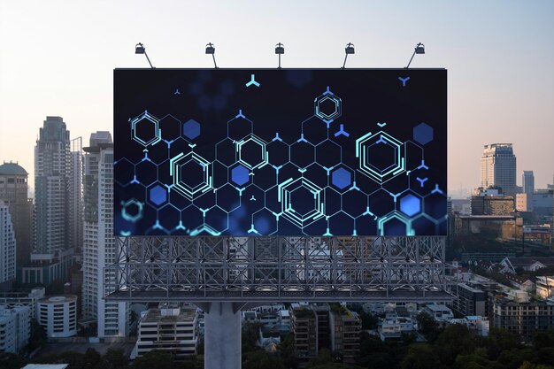 Gloeiend hologram van technologisch proces op billboard luchtfoto panoramisch stadsgezicht van Bangkok bij zonsondergang Het grootste innovatieve knooppunt van technische diensten in Zuidoost-Azië