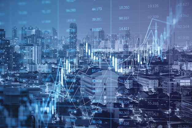 Gloeiende forex index chartgraph op getinte donkere stadsachtergrond Handelsfinanciering en marktconcept Dubbele belichting