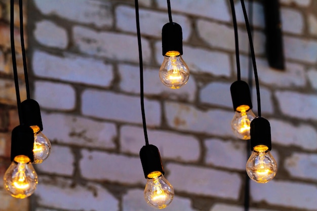 Gloeiende gloeilampen die aan het plafond hangen