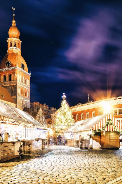 Gloeiende kerstmarkt in het centrum van de oude stad op het Domplein in de winter Riga in Letland.