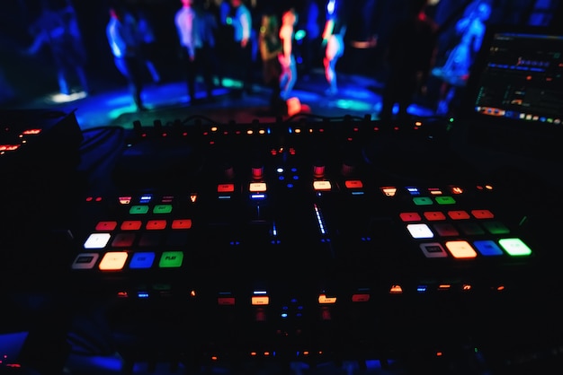 Gloeiende knoppen professioneel bord voor mixen en muziek op feestje in nachtclub