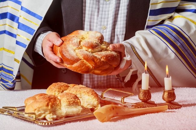 Gloeiende sabbatkaarsen. Selectieve nadrukclose-up op twee waskaarsen challah