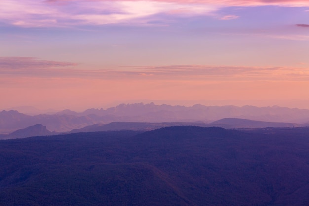 Gloeiende zonsopgang schijnt over bergketen