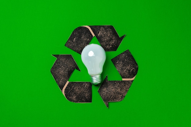 Gloeilamp en recycling teken op groen