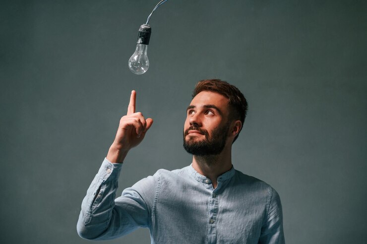Foto gloeilamp in de donkere kamer de man voert reparaties uit in het appartement