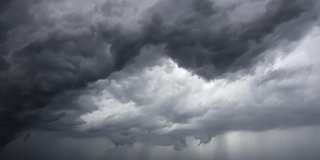 黒い嵐の雲が空を支配し、暗い雰囲気が広がります