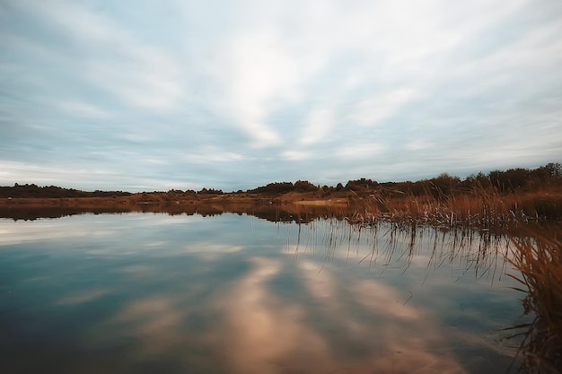 Autunno cupo sul lago tristezza / stress autunnale, paesaggio stagionale natura sul lago