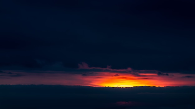 暗い夜明けの空の背景