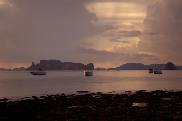 Мрачный тропический закатЗакат над водой и островамиТаиланд Провинция Краби Пляж Ао Нанг
