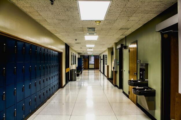 Foto l'interno oscuro del corridoio dell'università