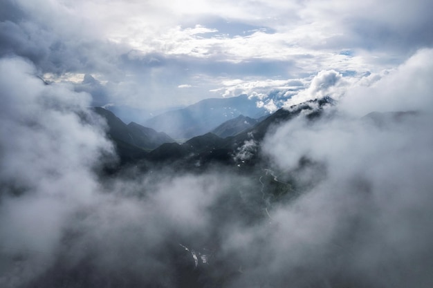 霧と曇りの暗い谷の山