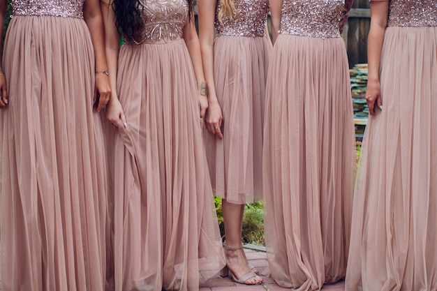 Славные подружки невесты в розовых платьях