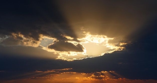 雲の切れ間からの夕方の暖かい太陽の輝き