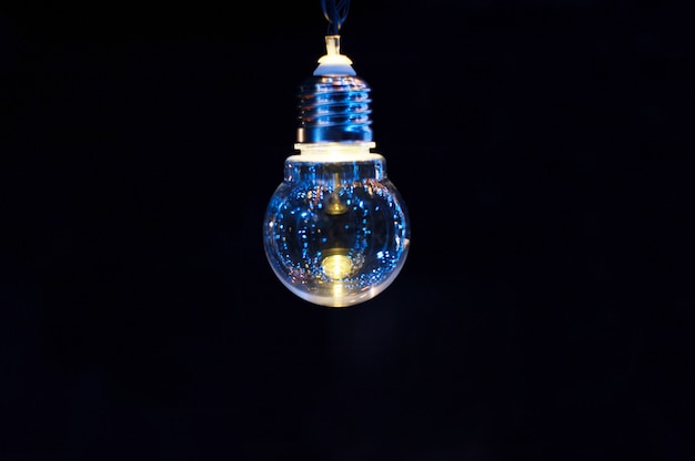 写真 暗い背景に輝く装飾的な電球