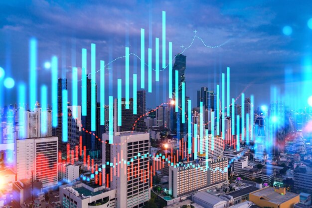 Светящаяся графическая голограмма FOREX с высоты птичьего полета панорамный городской пейзаж Бангкока на закате Торговля акциями и облигациями в Азии Концепция управления фондами Двойная экспозиция