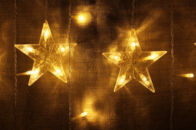 輝く星の花輪。クリスマスと新年