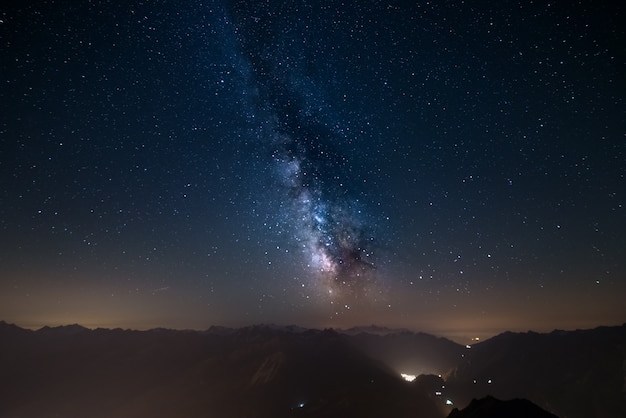 輝く天の川とアルプスからの星空