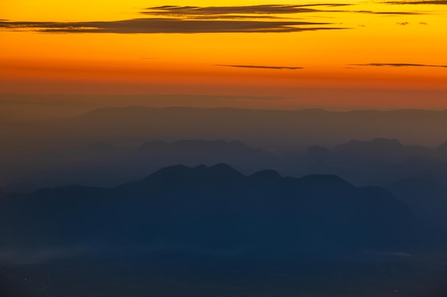 L'alba splendente risplende sulla catena montuosa