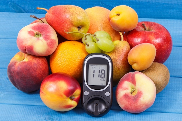 Glucometer en vers natuurlijk fruit met vitamines voor een gezonde levensstijl van diabetici