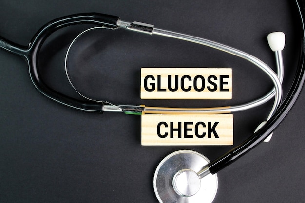 GLUCOSE CHECK는 측면에 청진기가 있는 막대에 쓰여 있습니다.