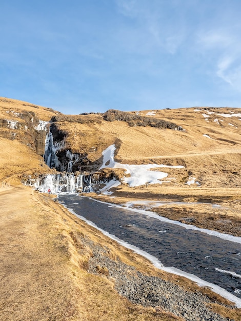 Gluggafoss grote waterval in het winterseizoen onder de blauwe hemel in IJsland