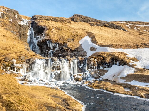 Gluggafoss grote waterval in het winterseizoen onder de blauwe hemel in IJsland