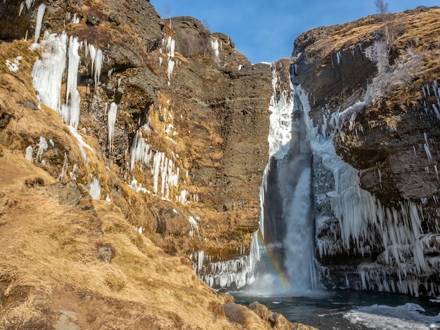 Gluggafoss grote waterval in het winterseizoen onder de blauwe hemel in IJsland