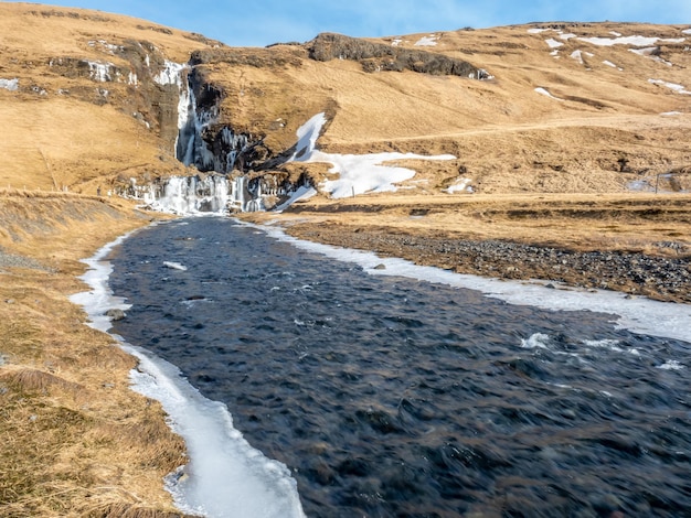 アイスランドの青い空の下で冬の季節のGluggafoss大きな滝