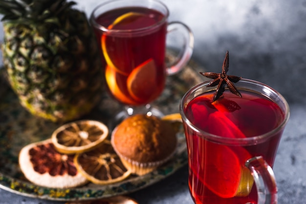 glühwein een heerlijke vakantie met kruiden van sinaasappel kaneel en steranijs. Traditioneel warm drankje