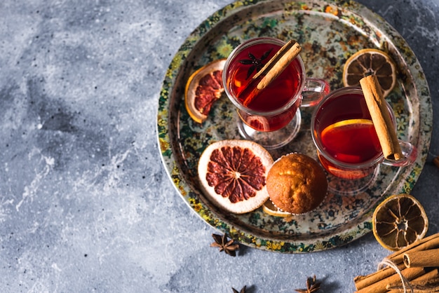 glühwein een heerlijke vakantie met kruiden van sinaasappel kaneel en steranijs. Traditioneel warm drankje