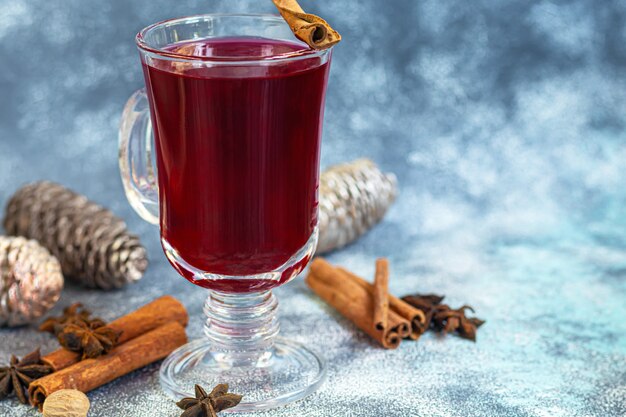 Glühwein, een verwarmend drankje in een kopje met kruiden