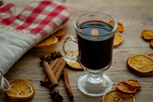 Glühwein en gedroogde sinaasappelschijfjes op tafel