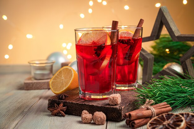 Glühwein en kerstversiering op de achtergrond van een brandende slinger. Zijaanzicht, kopieer ruimte. Selectieve aandacht.