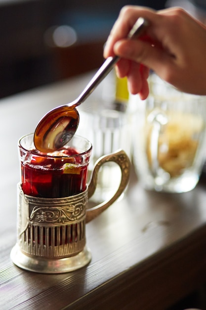 Glühwein geroerd met een lepel in een glas